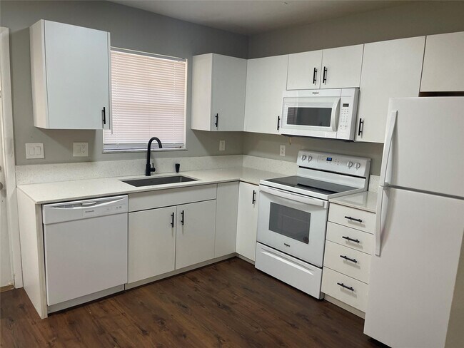 Building Photo - 2017 Oleander Blvd