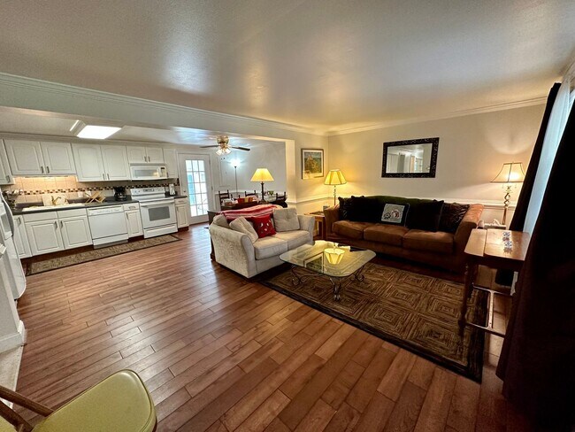 Building Photo - Lovely 3 bedroom/2 bathroom fully furnishe...