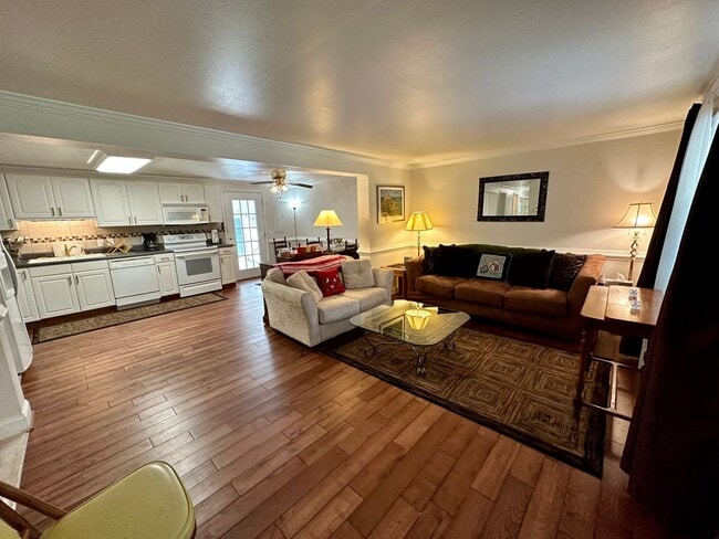 Building Photo - Lovely 3 bedroom/2 bathroom fully furnished home located in Tanglewood Subdivision