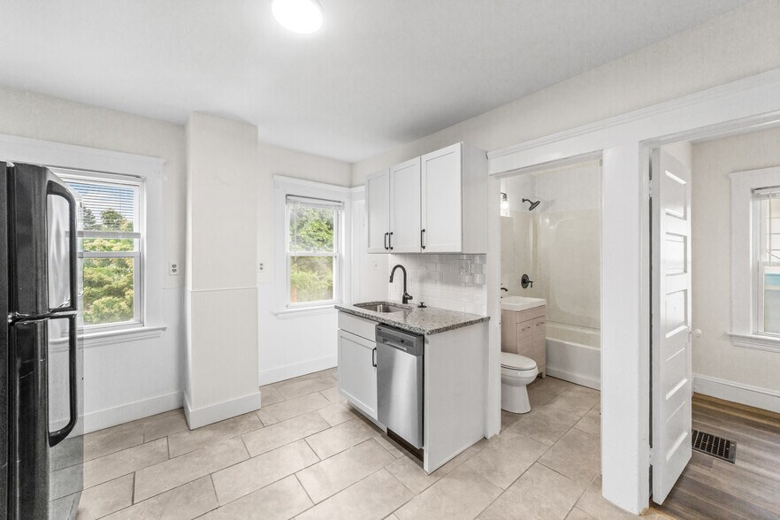 Building Photo - 1352 W 58th St