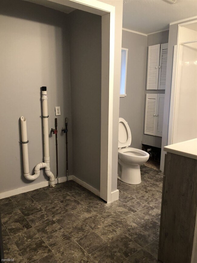 Building Photo - 4 br, 1 bath House - 1303 Throop St