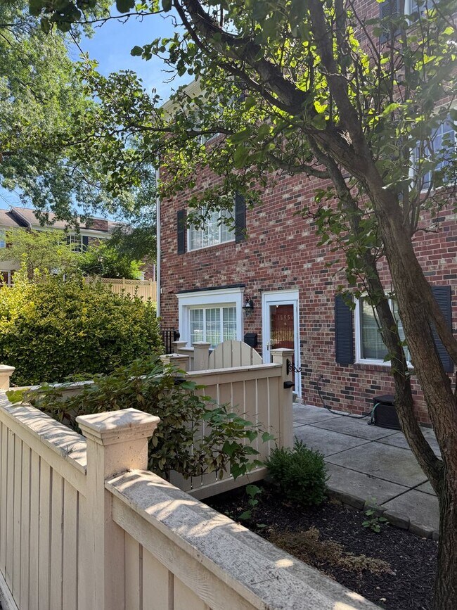 Building Photo - Large, Luxurious 2 Bedroom 2 Bath at Parks...
