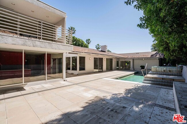 Building Photo - 811 N Hillcrest Rd