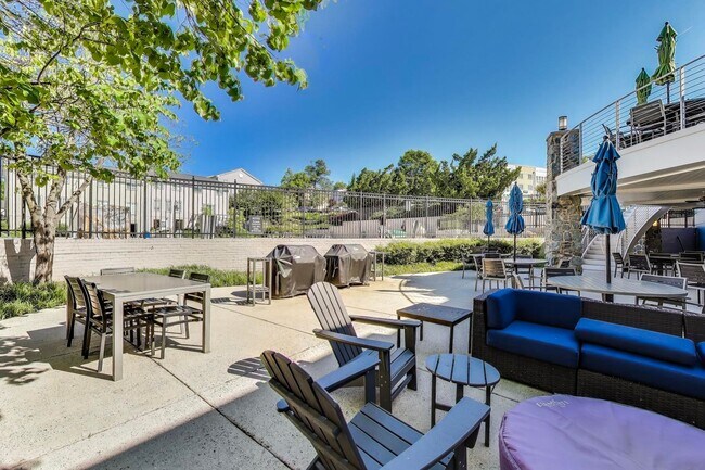 Building Photo - Light-filled 2bd/2ba right on S Four Mile Run $2850