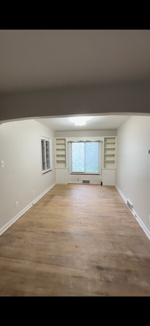Building Photo - 806 Barney Ave