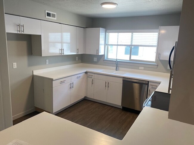 Building Photo - Beautiful 2 Bedroom Condo in Provo!