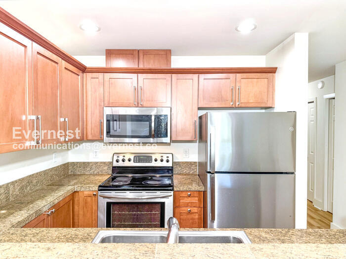 Building Photo - 133 Queen Anne Ave N