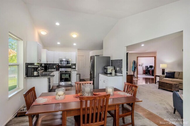 Building Photo - 4267 Knollcrest Dr