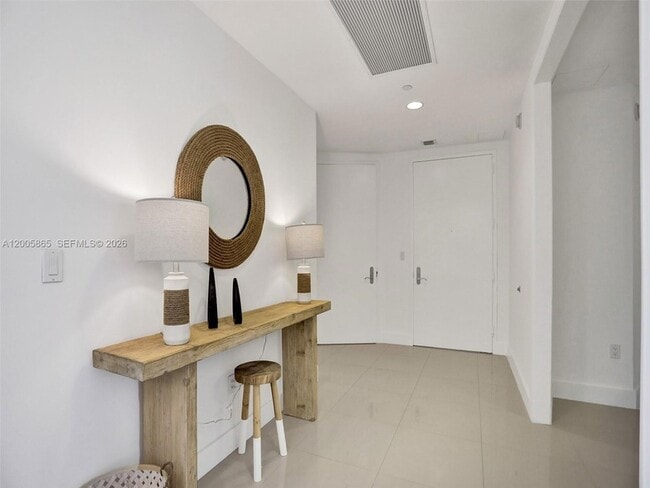 Building Photo - 15901 Collins Ave