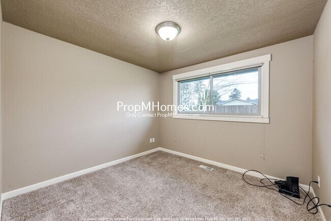 Building Photo - Updated Three Bedroom Gem in Oregon City!
