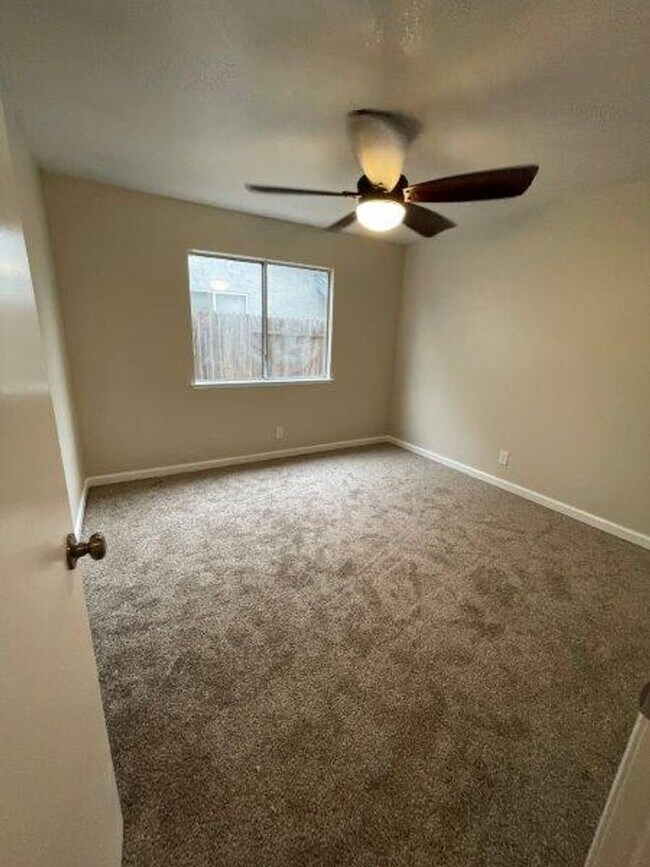 Building Photo - Fabulous 3 Bed 2 Bath home in the Heart of Elk Grove