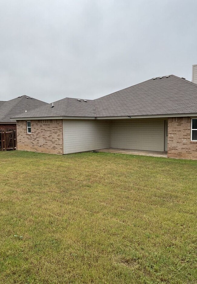 Building Photo - PRICE DROP - AVAILABLE NOW!