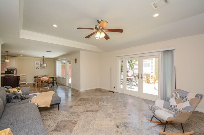 Building Photo - 9906 Cedardale Dr