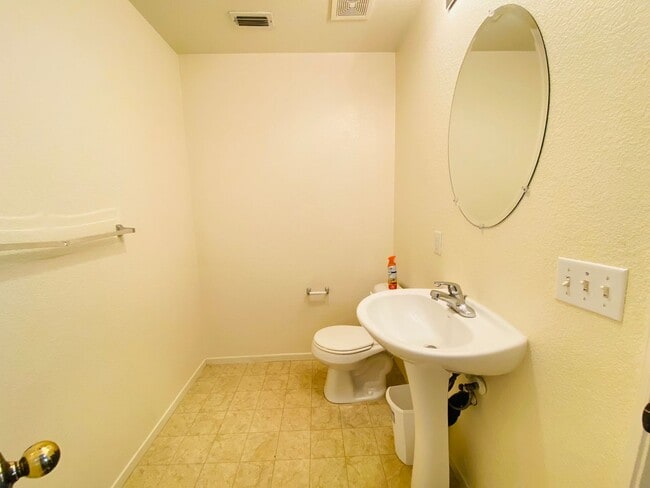 Building Photo - Spacious and Beautiful Home Close to a Huge Park