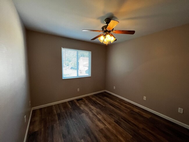 Building Photo - Bright & Beautiful 3-Bedroom Spacious, Mov...