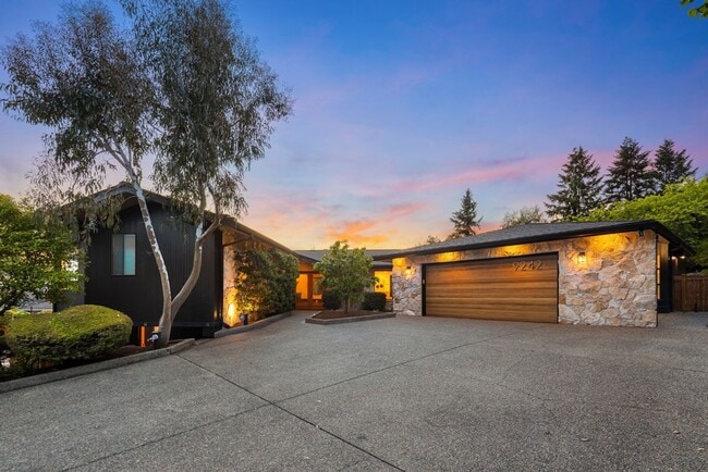 Building Photo - 3Bd/3.5Ba Clyde Hill Home