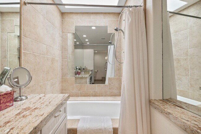 Building Photo - 73416 Mariposa Dr