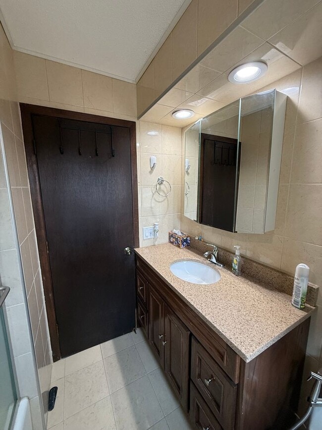 Building Photo - Modern 4 bed 2 Bath Split Level Single Fam...