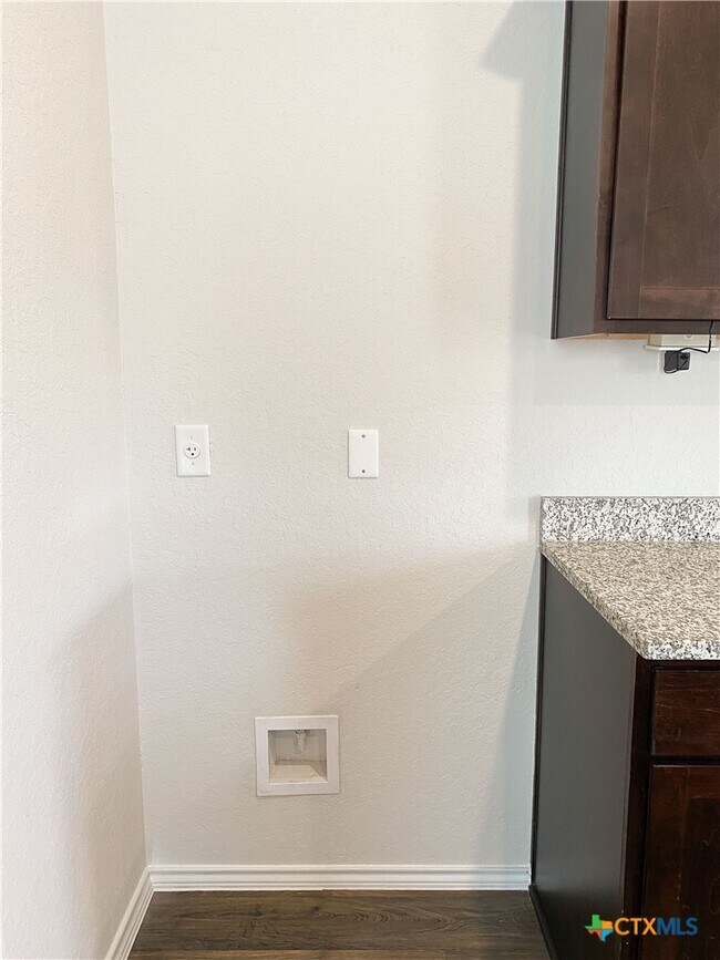 Building Photo - 121 Roanwood Dr