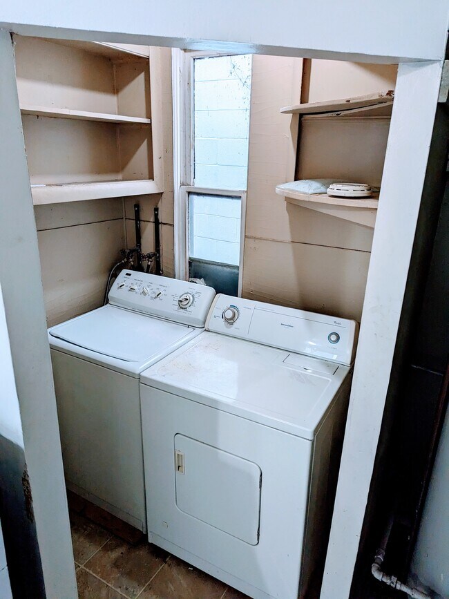 Building Photo - 2431 W Thomas St