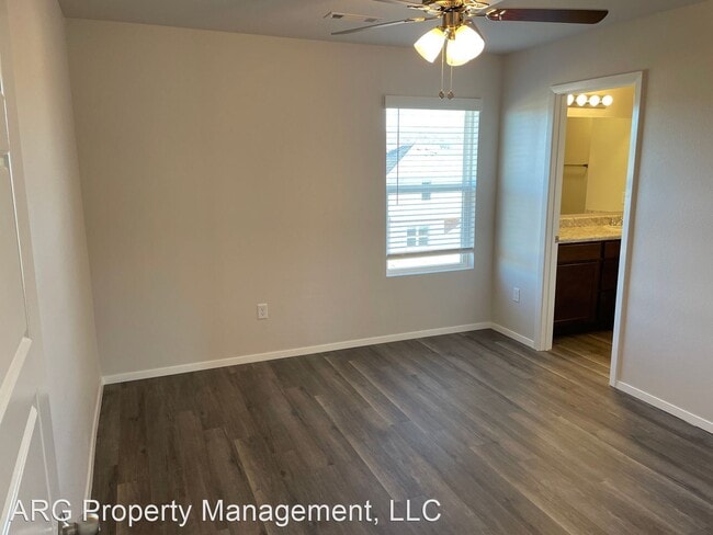 Building Photo - 3 br, 2.5 bath House - 3211 Red Tail Way
