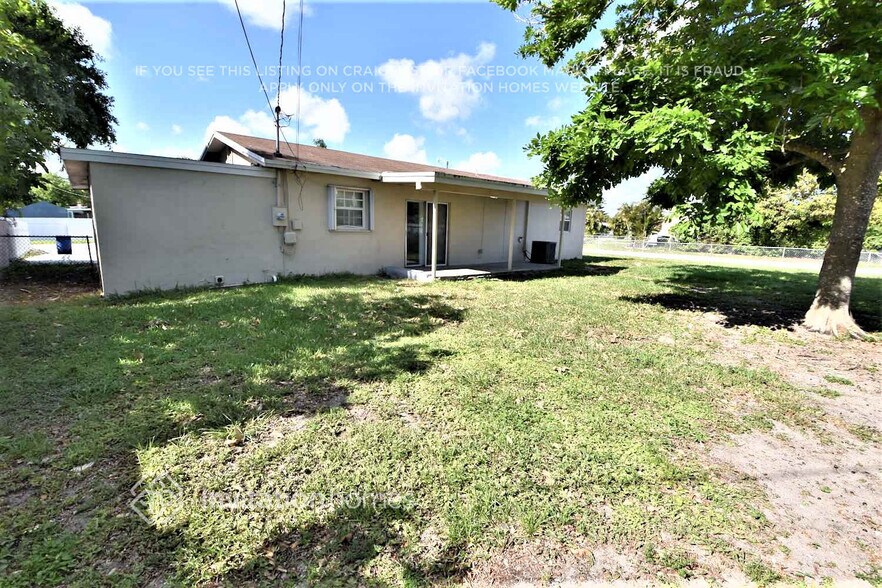 Building Photo - 330 NW 196th St