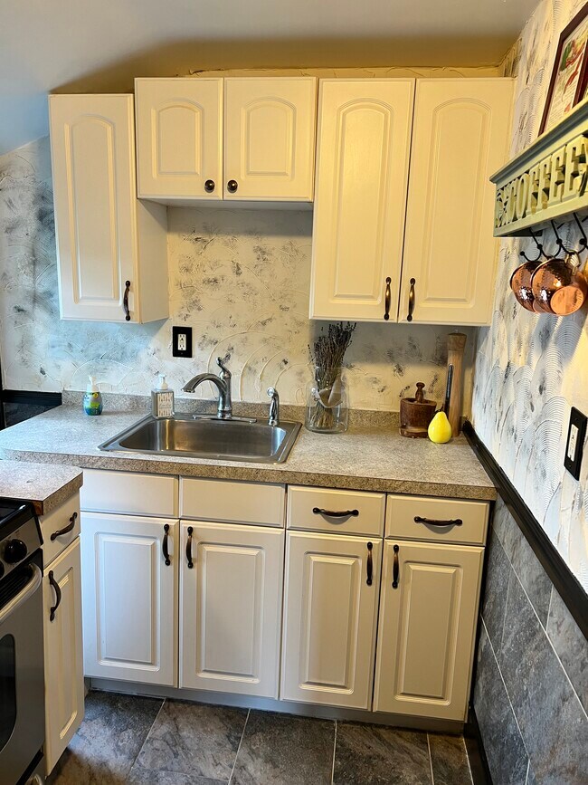 Building Photo - 216 Academy St