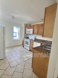 Building Photo - 414 W 9th Ave