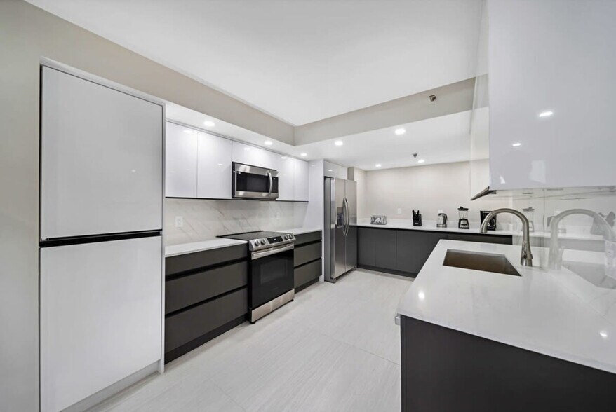 Building Photo - 1717 N Bayshore Dr