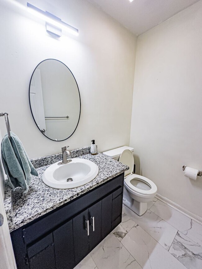 Building Photo - Lovely Home! Lots Of Space!