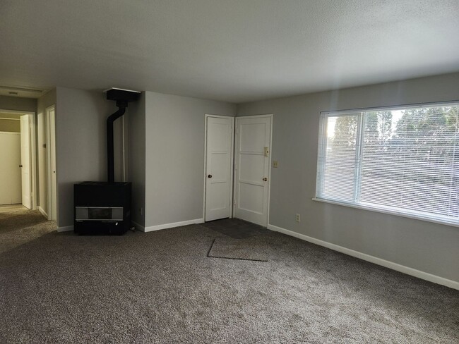 Building Photo - 2 Bedroom Duplex!!