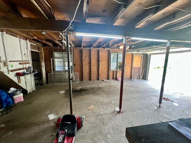 Building Photo - 4 Bedroom 2 Bathroom Fenced Moline Home