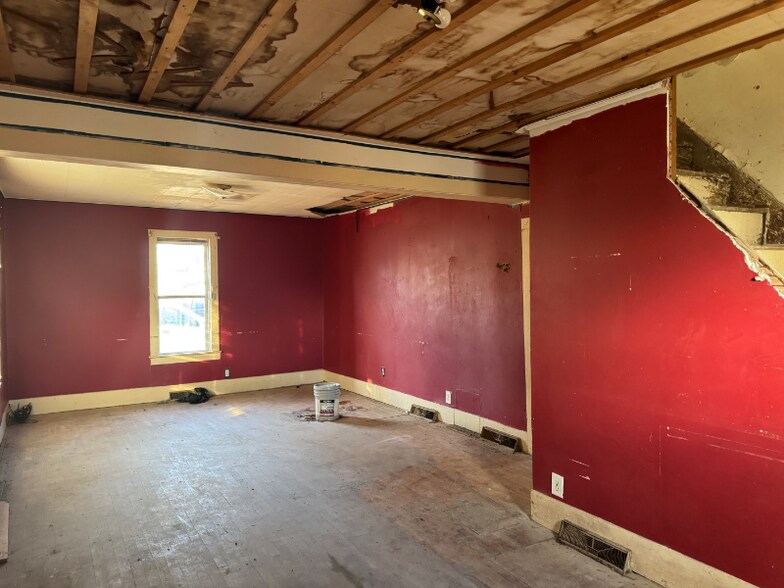 Building Photo - 502 S Broadway St