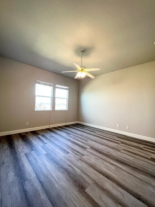 Building Photo - Stunning 4 bedroom 2 bathroom home in Linc...