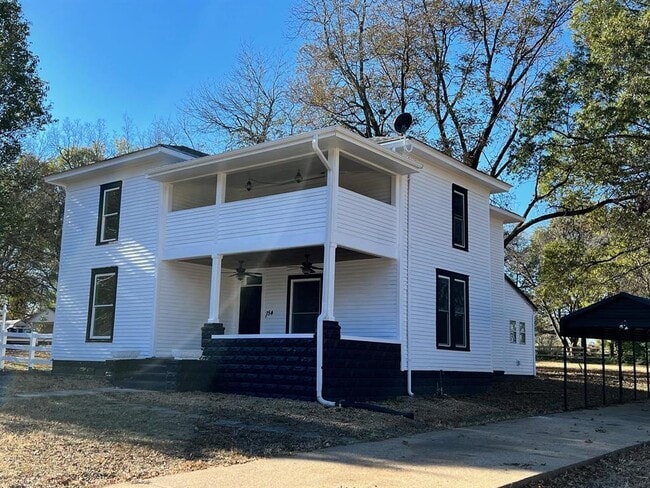 Primary Photo - 154 Elm St