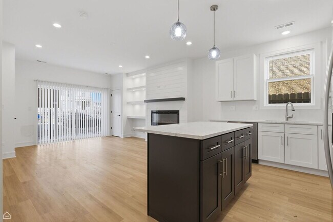 Building Photo - 4841 S Prairie Ave