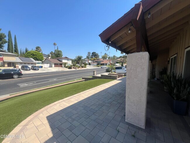 Building Photo - 334 W Avenida De Las Flores