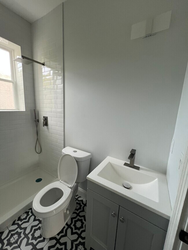 Building Photo - 185 Maple St