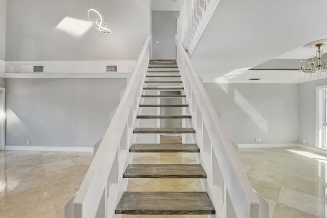 Building Photo - 937 Fern Dr