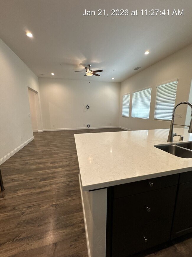 Building Photo - 4 Bedroom home located in Northside Visalia! Available Now!!