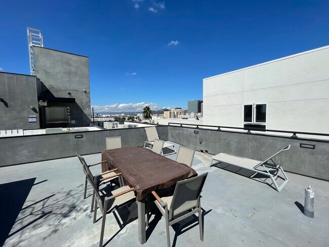 Building Photo - 846 S Mariposa Ave