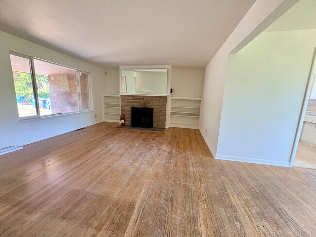 Building Photo - 5 Bed/1.5 Bath Beacon Hill Home with Gorgeous Views!