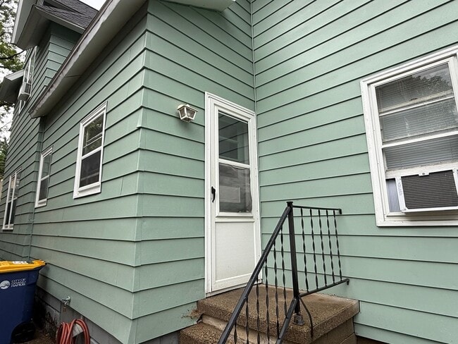 Building Photo - 329 Lyon St NE