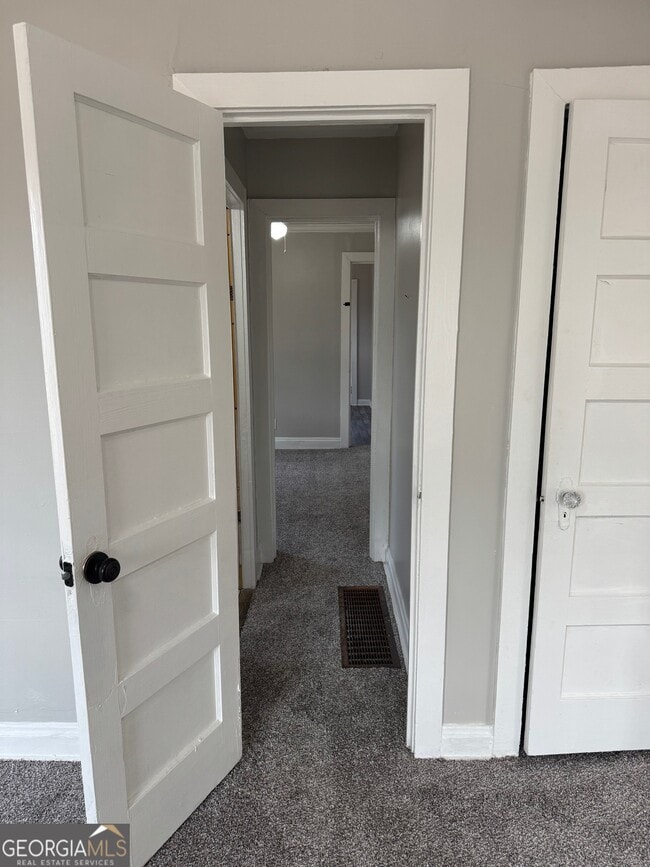 Building Photo - 202 1/2 Pleasant St