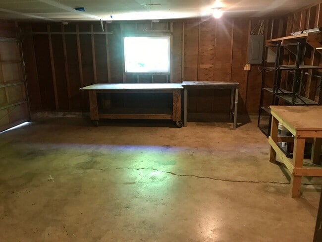 Building Photo - Charming 3 Bedroom, 2 Bathroom Home in Fer...