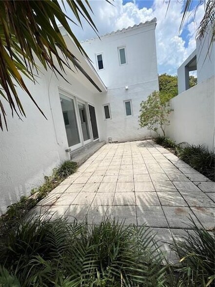 Building Photo - 2356 SW 16th Ave