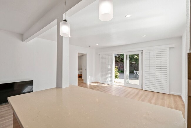 Building Photo - Move-In Ready Gem with Convenient Location