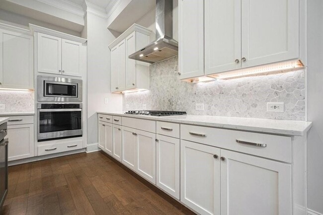 Building Photo - 123 Village Green Ave