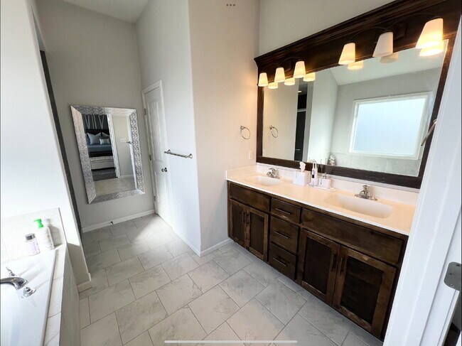 Building Photo - Beautiful 4 Bedroom/2.5 Bath Home *AVAILABLE MAY 15th*