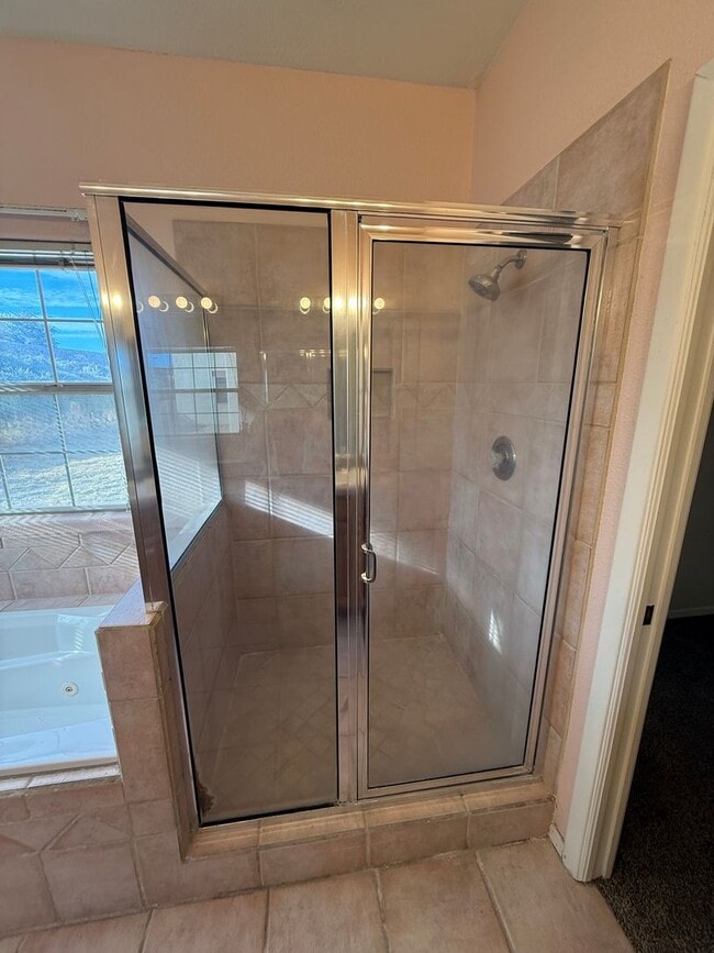 Building Photo - Beautiful 3 Bedroom/2.5 Bathroom Home Located off Roadrunner